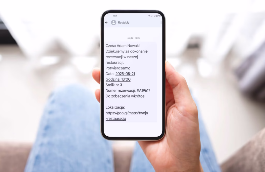 Telefon przedstawiający potwierdzenie rezerwacji sms